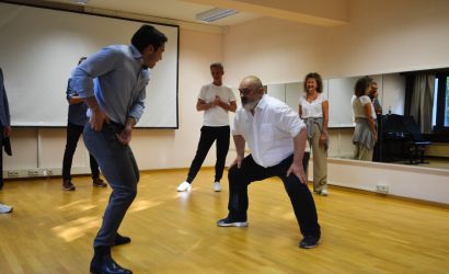 Groupe d'adultes en pleine séance de stage d'improvisation théâtre été 2025 à Luxembourg avec Pascal Durante