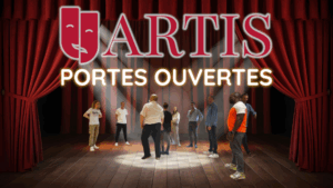 Affiche de l'événement "Portes Ouvertes" de l'école ARTIS, montrant un groupe d'adultes sur une scène de théâtre en pleine séance d'improvisation, sous les projecteurs, avec un rideau rouge en arrière-plan et le logo ARTIS en haut.