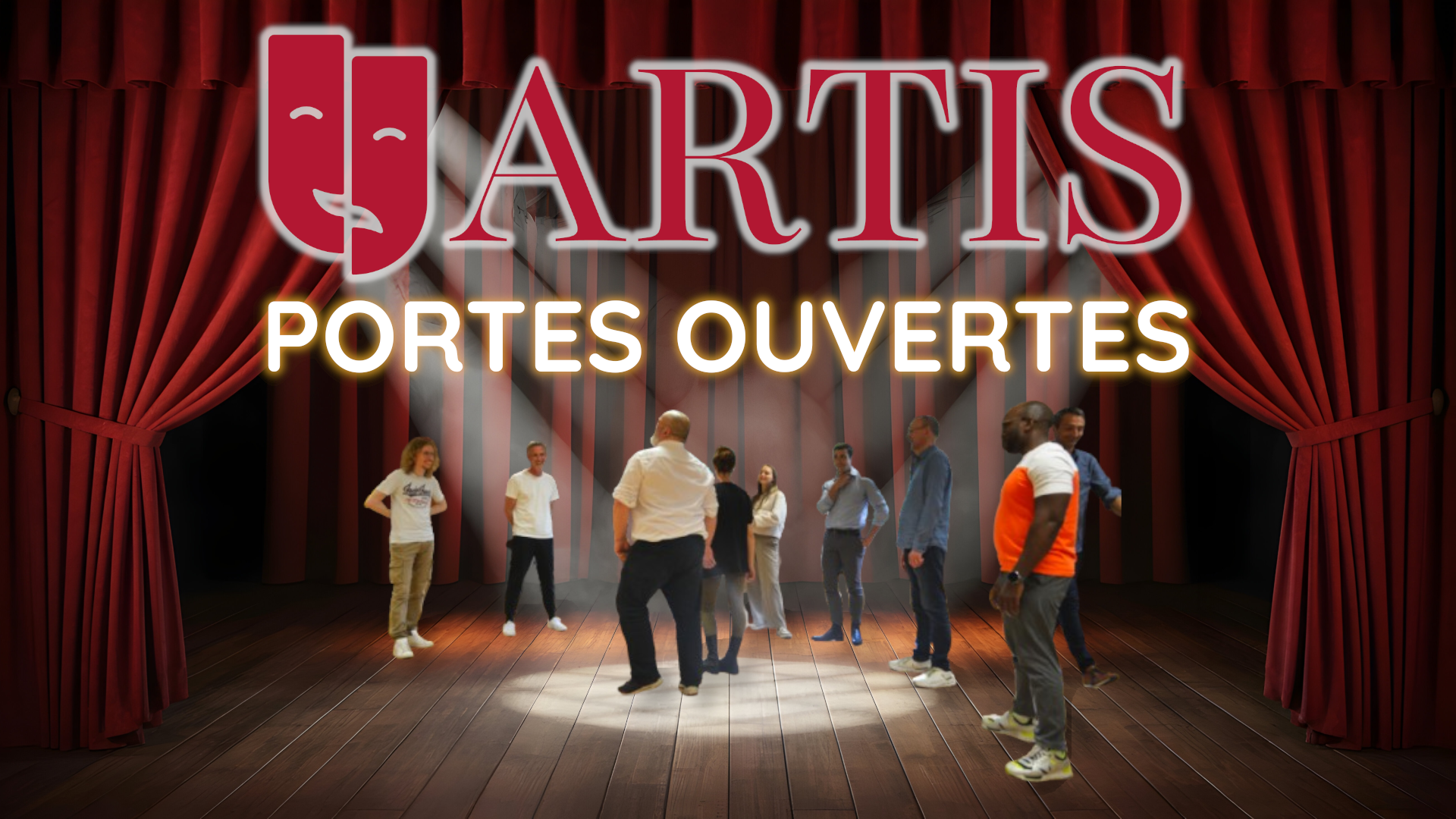 Affiche de l'événement "Portes Ouvertes" de l'école ARTIS, montrant un groupe d'adultes sur une scène de théâtre en pleine séance d'improvisation, sous les projecteurs, avec un rideau rouge en arrière-plan et le logo ARTIS en haut.
